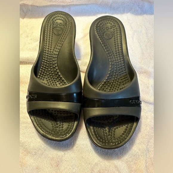 EUC women’s Crocs Sassari black wedge sandals size 9 - Picture 1 of 9